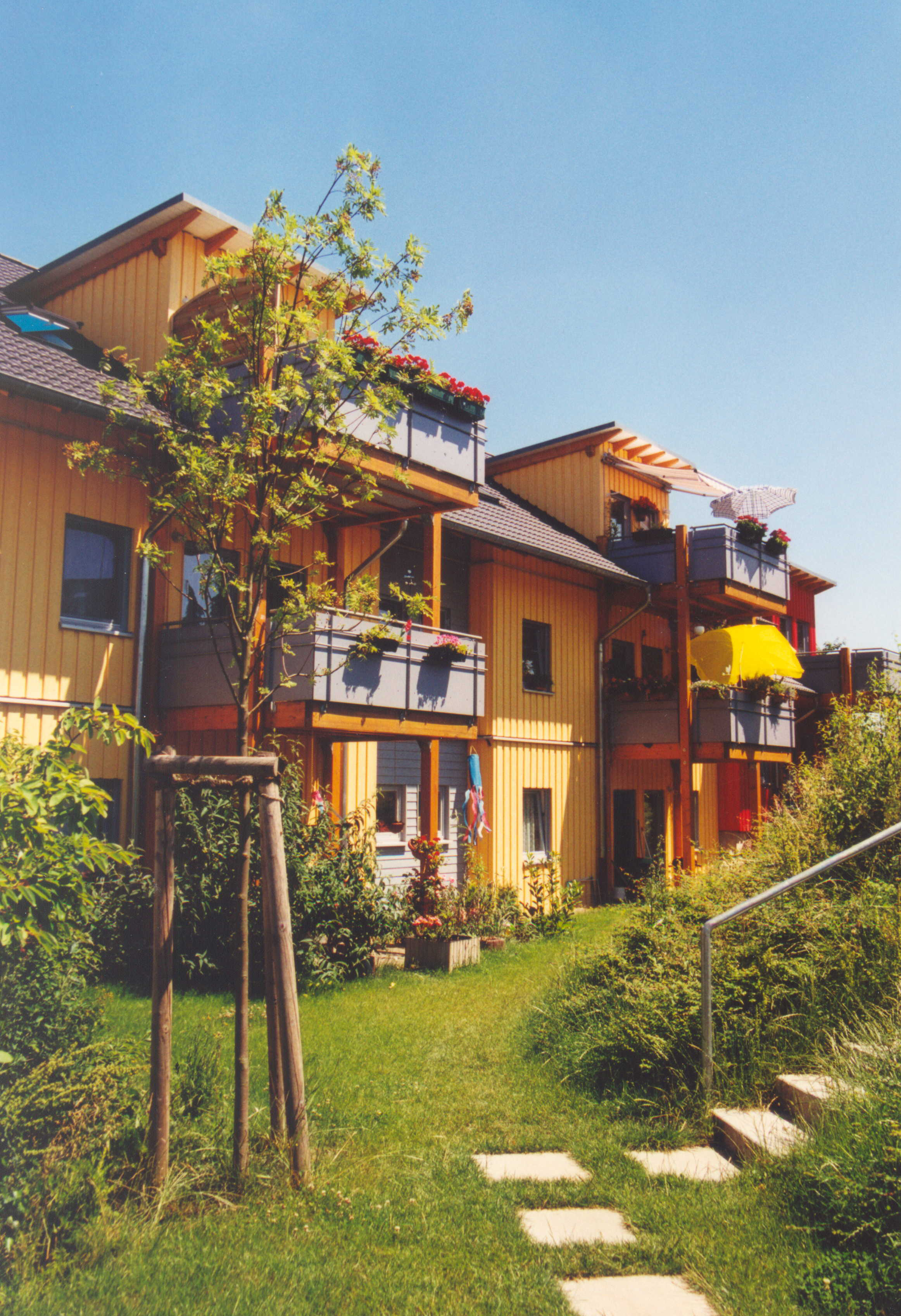 Rückseite mit Balkonen
