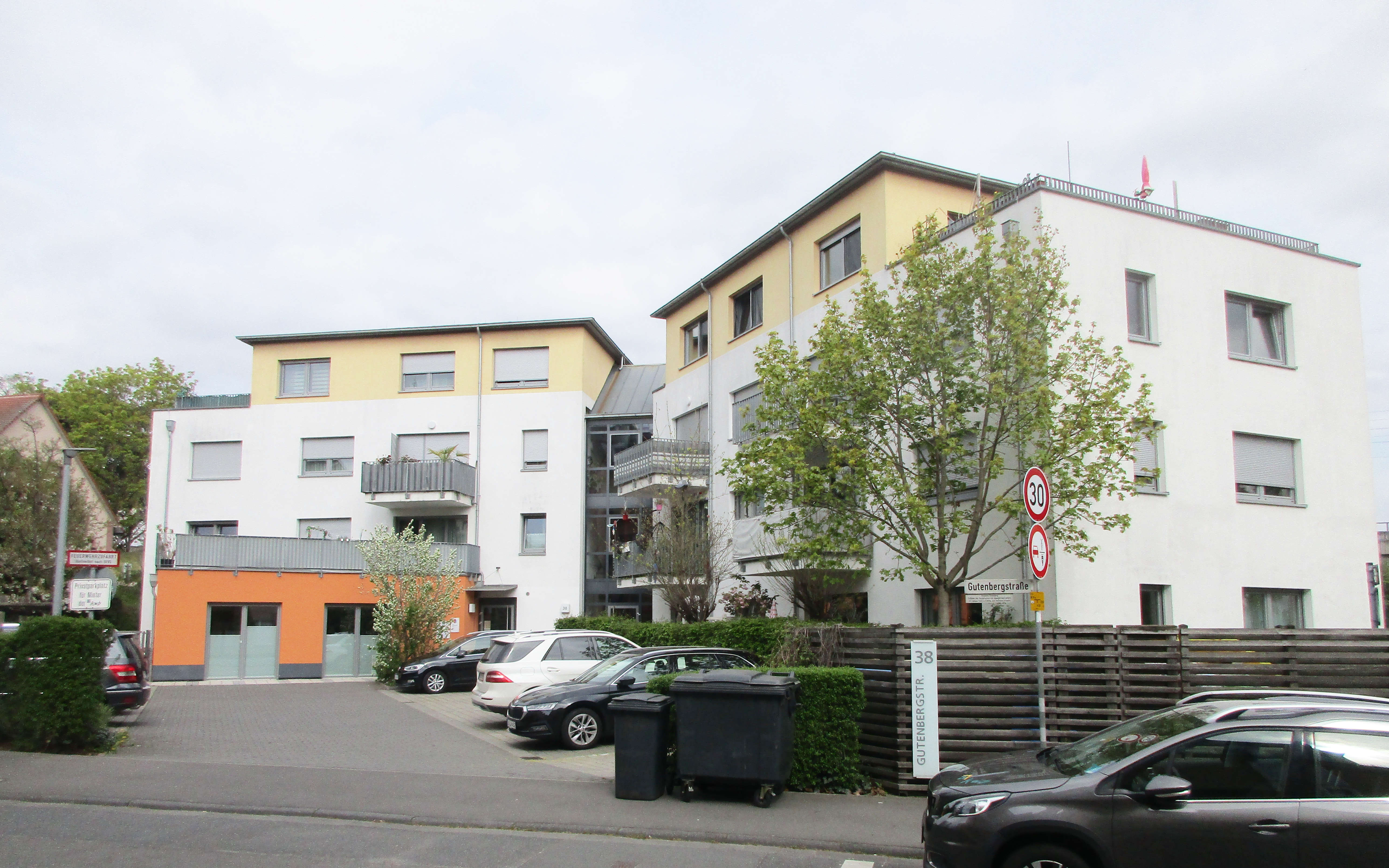Parkplatzansicht Gebäude