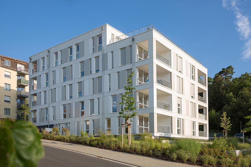 Neubaugebäude mit Balkonen