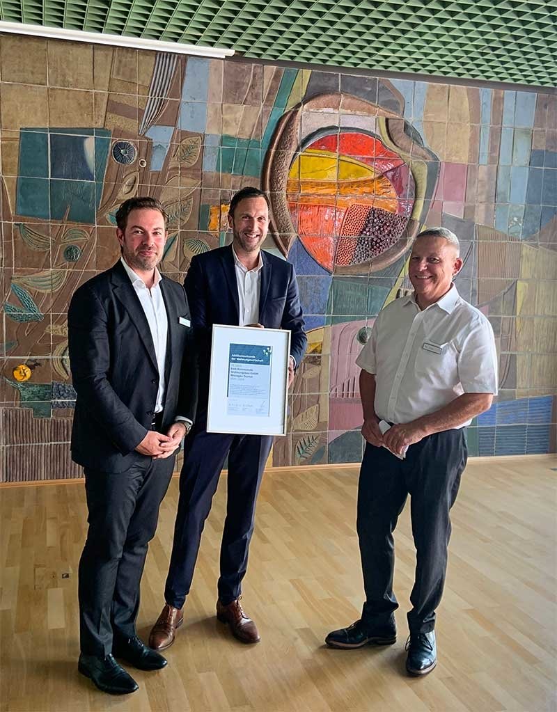 Urkundenübergabe von Herrn Dr. Axel Tausendpfund an Herrn Joest und Herrn Sandro Zehner