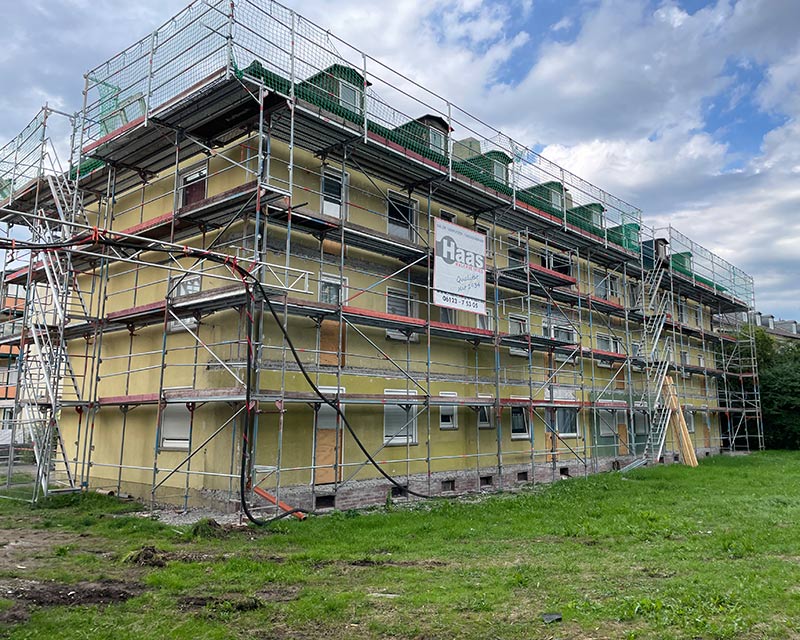 Ansicht des unsanierten Gebäudes von der Gartenseite nach Abtrennung der Balkone mit Gerüst