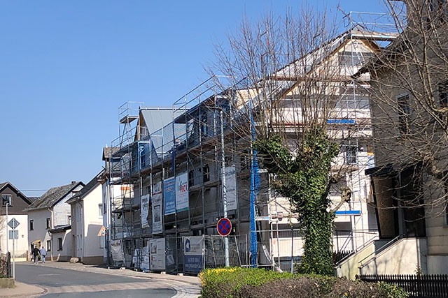 Haus im Gerüst von der anderen Seite