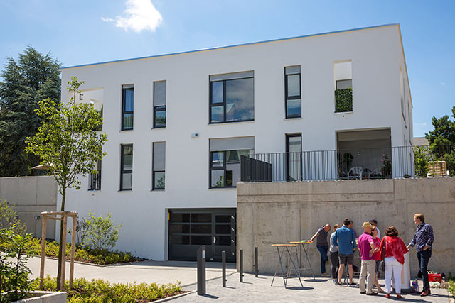 Seitenansicht Gebäude mit Projektteam
