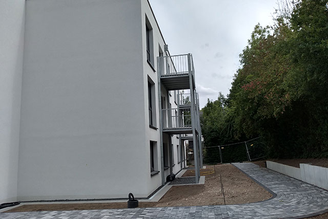 Modulbauweise in Idstein, das Gebäude von der Seite