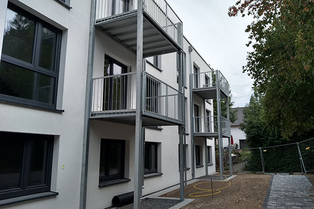 Modulbauweise in Idstein Hausseite mit Balkon