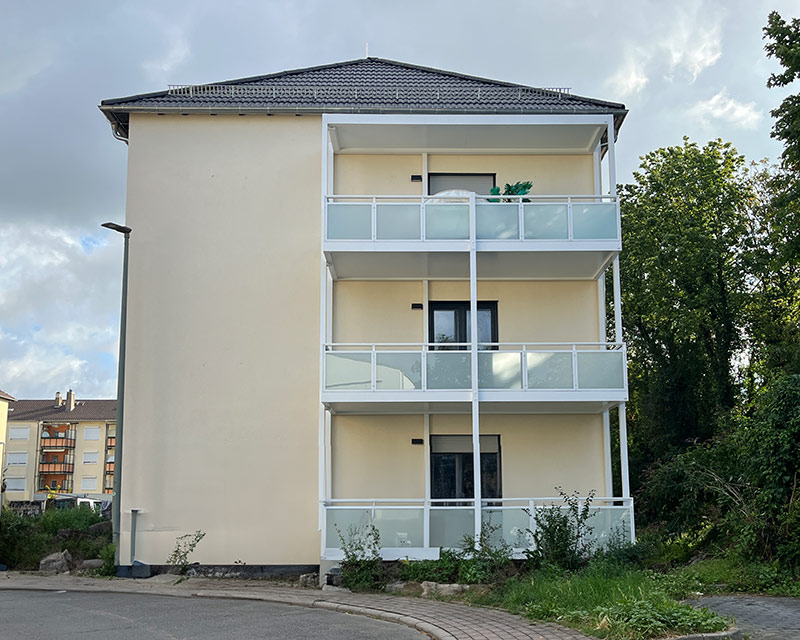 Gebäude von der Seite nach der Modernisierung