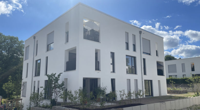 Gebäudeansicht an der Straßenecke