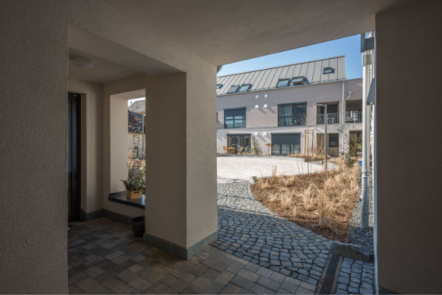 Ausblick aus dem Durchgang in den Innenhof